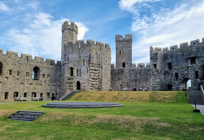 Caernarfon Castle Logo