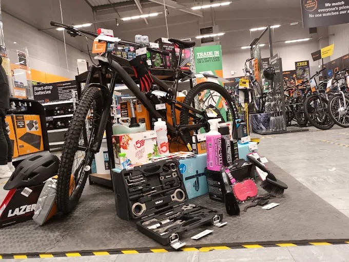 Halfords Corby Store 02
