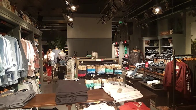 Hollister Co. Greenhithe Store 02