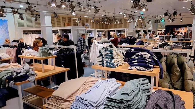 Hollister Co. Greenhithe Store 03