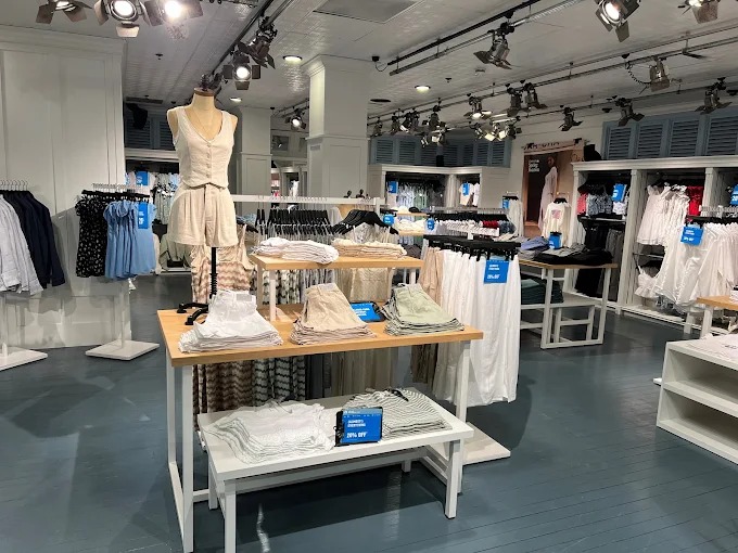 Hollister Co. Guildford Store 03