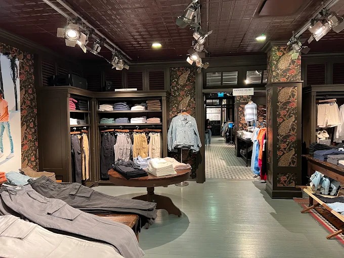Hollister Co. Guildford Store 003