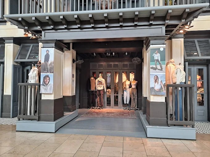 Hollister Co. Norwich Store 01