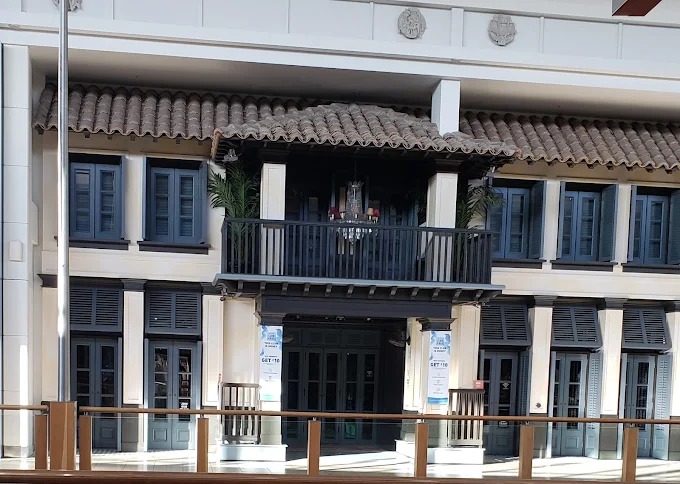 Hollister Co. Norwich Store 03