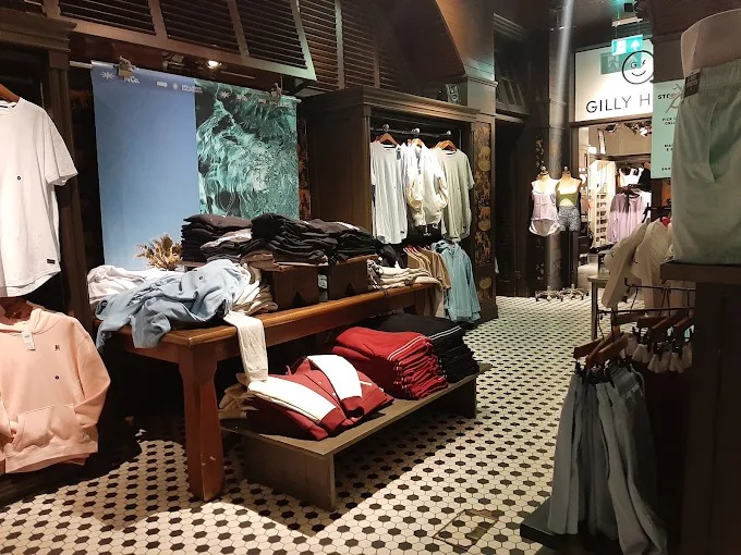 Hollister Co. Manchester Store 03