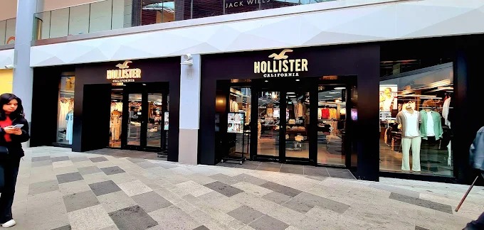 Hollister Co. Watford Store 02