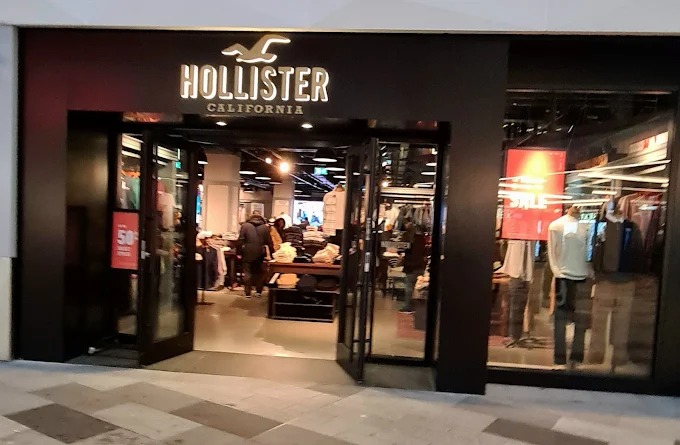 Hollister Co. Watford Store 03