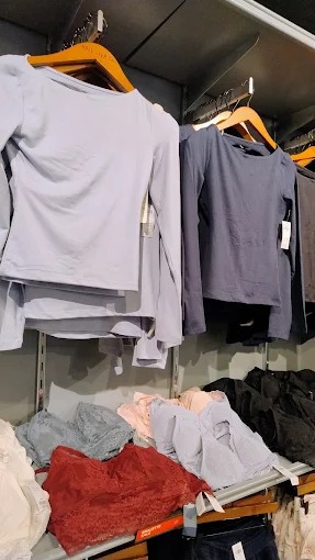 Hollister Co. Watford Store 003